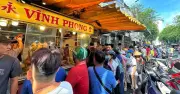 Tết Đoan Ngọ: Người dân TPHCM xếp hàng dài mua vịt quay, chờ tới 2 tiếng