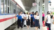 Tàu chuyên dụng đưa đón y bác sĩ Bệnh viện Bạch Mai cơ sở 2 đi vào hoạt động