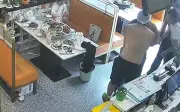 Đầu bếp cứu thực khách hóc xương bị chỉ trích vì không mặc áo