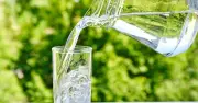 Uống nhiều nước có làm mòn sỏi thận? Bác sĩ nói rõ sự thật