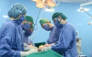Ung thư đại trực tràng xâm lấn rộng vùng chậu: Người đàn ông 58 tuổi được bảo tồn chức năng tiết niệu