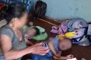 Vụ mẹ tố con bị bạo hành: Làm rõ trách nhiệm người quay clip không can ngăn