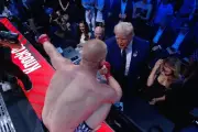 Võ sĩ Bo Nickal bay qua lồng bất giác bắt tay Tổng thống Trump