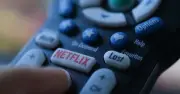 Vì sao điều khiển TV vẫn có quá nhiều nút bấm dù ít dùng?