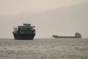 Vì sao khôi phục lưu thông eo biển Hormuz không dễ dàng?