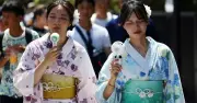 Vì sao người Nhật ít đeo kính râm dù trời nắng gắt? Văn hóa và tâm lý xã hội