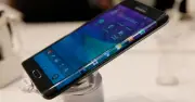 Vì sao smartphone Android dần từ bỏ màn hình cong?
