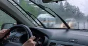 Vì sao tài xế vẫn hé kính ô tô khi trời mưa lớn?