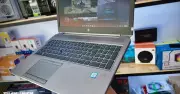 Vì sao touchpad laptop đặt lệch trái? Sự thật bất ngờ