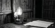 Vì sao trẻ ngày xưa ít cận thị dù học đèn dầu? Bác sĩ giải thích