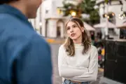 Vợ sắp cưới không muốn làm cỗ to vì sợ lỗ, muốn quản hết tiền chồng