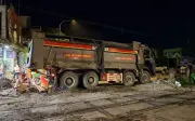 Vụ tai nạn tàu hỏa và xe tải ở Hà Nội: Tài xế vượt rào chắn khi cần chắn đang hạ