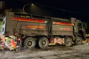 Vụ tàu hỏa tông xe tải ở Hà Nội: Tài xế cố tình vượt rào chắn dù còi cảnh báo