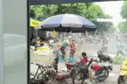 Vụ xịt nước cao áp vào mặt người bán rau: Có thể hòa giải không?