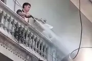 Vụ xịt nước vào thợ xây ở Hà Nội: Có dấu hiệu gây rối trật tự công cộng?