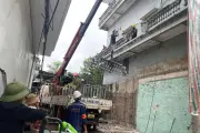 Vụ xịt nước vào thợ xây ở Hà Nội: Cưỡng chế phá dỡ ban công, ô văng vi phạm