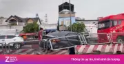 Va chạm container, ôtô lao vào dải phân cách ở TP.HCM