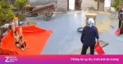Video bể bơi của đám trẻ bất ngờ bùng thành cả sân thóc ngập nước