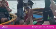 Video: Chủ lái thùng lặn tìm điện thoại cho khách Tây, cả thuyền reo hò