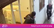 Video chủ tiệm nail TP.HCM hành động đẹp khi thấy cụ ông có rơ dưới mưa