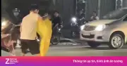 Video: Cảnh cá sấu bơi giữa lòng đường ở Đồng Nai