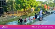 Video: Hàng chục người tắm mát dưới con mương nằm ngay bên đường