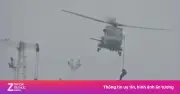 Video lính Pháp dù dây từ trực thăng bắt tàu đầu tiên