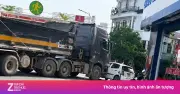 Video: Ô tô con bị xe ben ủn đi hàng chục mét
