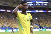 Vinicius lập cú đúp trước Scotland, Brazil giành ngôi đầu bảng