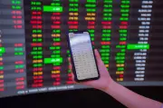 VN-Index bật tăng hơn 10 điểm, nhóm bất động sản đồng loạt tăng trần