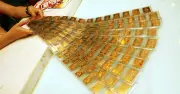 Vàng 'gãy' đà tăng, mất hơn 15 triệu đồng/lượng trong tháng