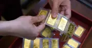 Vàng rơi tự do giữa ngày, người mua sáng nay lỗ gần 3 triệu/lượng