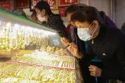 Vàng SJC giảm tiếp 3 triệu đồng, còn cách thế giới 12 triệu đồng/lượng