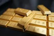 Vàng vững trên 4.100 USD bất chấp giá dầu lao dốc và USD mạnh