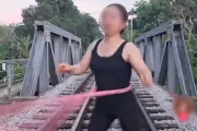 Xử phạt người phụ nữ tập lạc vòng trên đường ray tàu hỏa