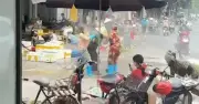Xô xát vì tranh giành vị trí bán hàng, người phụ nữ bị vòi nước tăng áp xịt vào mặt