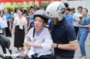 Xúc động cha tần tảo 18 năm làm đôi chân cho sỹ tử đặc biệt