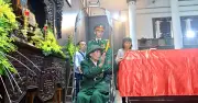 Xúc động khoảnh khắc cựu binh 99 tuổi tiễn biệt anh hùng La Văn Cầu