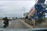 Xe ben va chạm xe máy trên đường dẫn cầu Nhật Tân, 1 người tử vong