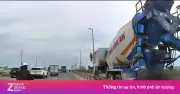 Xe bồn đi vào làn xe máy, tông tử vong một người trên cầu Nhật Tân