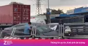 Xe container đâm vào dải phân cách sau va chạm với ô tô