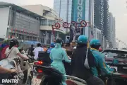 Xe cứu hộ chở máy múc va trúng thanh hạn chế chiều cao cầu vượt Thái Hà