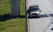 Xe khách dừng trên cao tốc cho khách đi vệ sinh, tài xế bị phạt 13 triệu