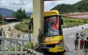 Xe khách mất phanh lao vào cổng trường học ở Tuyên Quang, 3 người bị thương