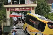 Xe khách mất phanh lao vào cổng trường ở Tuyên Quang, không gây thương vong
