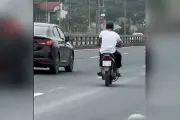 Xe máy bất chấp nguy hiểm chạy vào làn ô tô trên cầu Nhật Tân