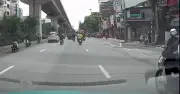 Xe máy chở hàng cồng kềnh, cô gái ngã ngay trước đầu ô tô