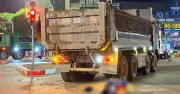 Xe máy giao hàng bị cuốn vào gầm ô tô tải trên đường ở Hà Nội, 1 người tử vong