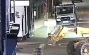 Xe nâng đâm sập tường cướp ATM ở Anh