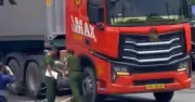 Xe đạp va chạm xe đầu kéo, một người tử vong tại chỗ